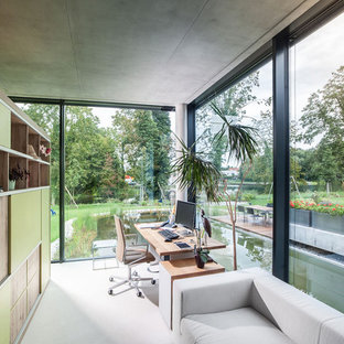 Photo of an expansive modern study room in Berlin with no fireplace and a freestanding desk.