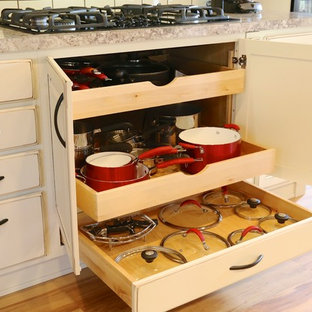 Idéer för att renovera ett mellanstort vintage kök, med luckor med upphöjd panel, skåp i slitet trä, laminatbänkskiva, vitt stänkskydd, stänkskydd i keramik, svarta vitvaror, linoleumgolv och en köksö