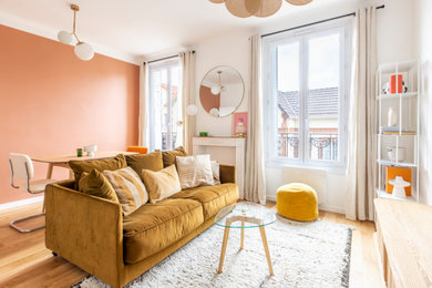 Aménagement d'un salon scandinave de taille moyenne et ouvert avec un mur rose, parquet clair et éclairage.