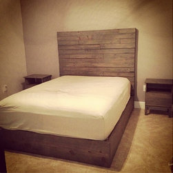 Rustic Platform Bed w/ 4x4 Timber Headboard // Rustic Platform Bed / - Platform Beds
