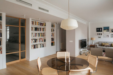 Diseño de biblioteca en casa abierta clásica renovada grande con suelo de madera en tonos medios