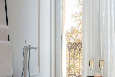 Foto de cuarto de baño principal clásico renovado pequeño con bañera exenta y combinación de ducha y bañera