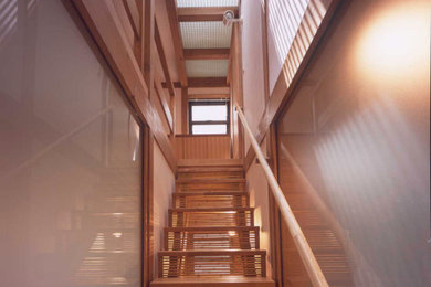 Modelo de escalera recta escandinava pequeña con escalones de madera, contrahuellas de madera y barandilla de madera