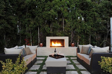 Example of a classic patio design in Los Angeles