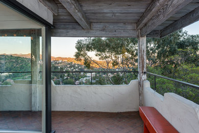 Example of a classic patio design in Los Angeles