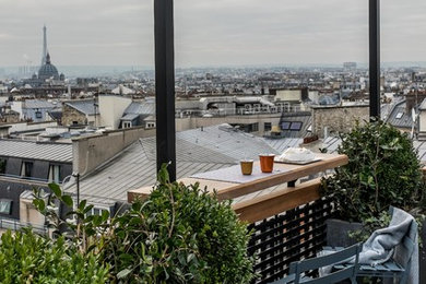 Photo of a small contemporary patio in Paris.