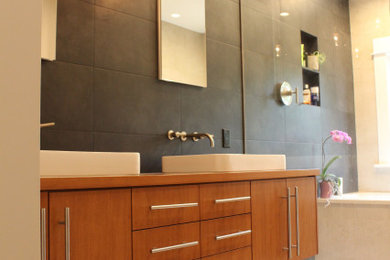 Example of a minimalist bathroom design in Minneapolis