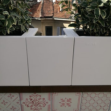 Terrazzo con fiorere, armadio da esterno e panca in acciaio verniciato