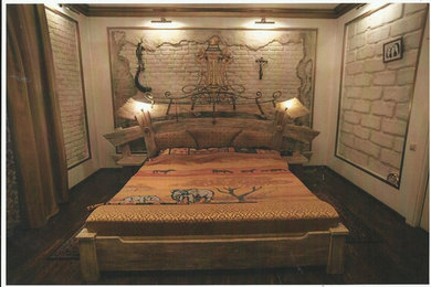 Свежая идея для дизайна: хозяйская спальня среднего размера в стиле рустика с белыми стенами и деревянным полом без камина - отличное фото интерьера