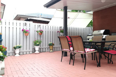 Photo of a modern patio in Toronto.