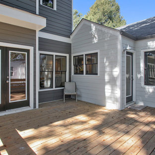 Exempel på ett litet klassiskt grått hus, med två våningar, fiberplattor i betong och sadeltak