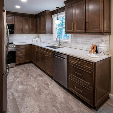 Maple Stained Shaker Kitchen Cabinets with Peninsula Bar