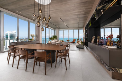 Dining room photo in Miami