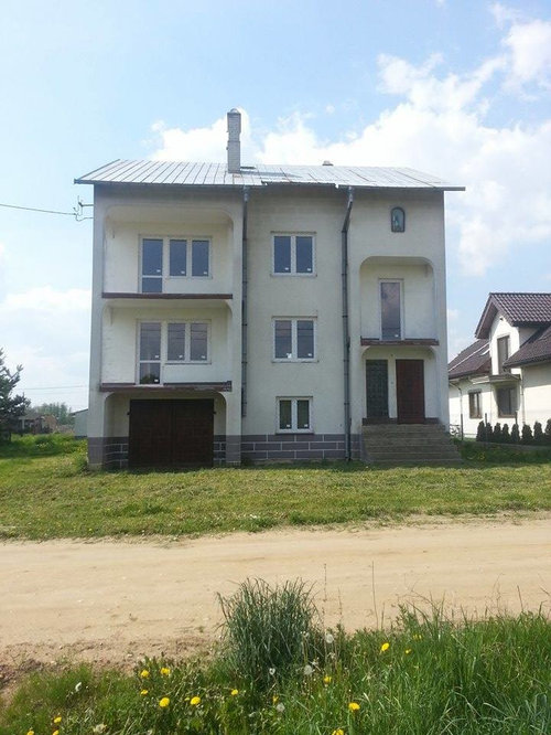 Help! Maybe someone has any idea how to make this house look beautiful