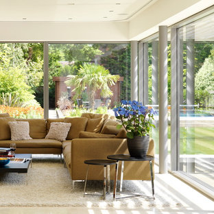 Inspiration för moderna vardagsrum, med kalkstensgolv