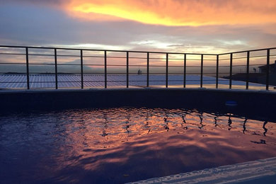 Immagine di una piscina fuori terra moderna personalizzata di medie dimensioni e sul tetto con pedane