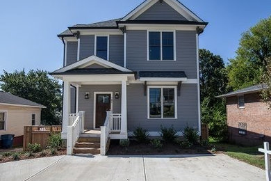 Mittelgroßes, Zweistöckiges Uriges Einfamilienhaus mit Vinylfassade, grauer Fassadenfarbe und Schindeldach in Raleigh