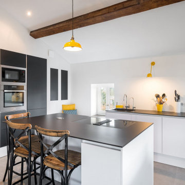 Cuisine sur mesure dans un appartement logé dans un vieux corps de ferme