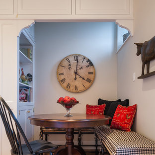 Idee per una cucina country con ante con riquadro incassato e ante bianche