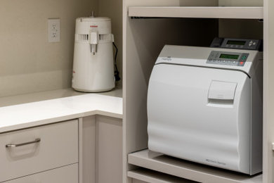 Laundry room photo in Toronto