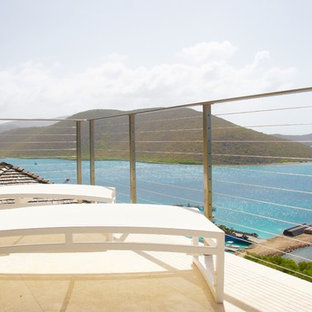 シアトルの小さいトロピカルスタイルのおしゃれな裏庭のデッキ (日よけなし) の写真