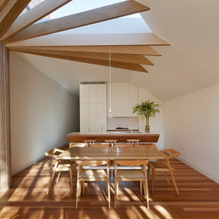 メルボルンの中サイズのコンテンポラリースタイルのLDKの画像 (白い壁、無垢フローリング)