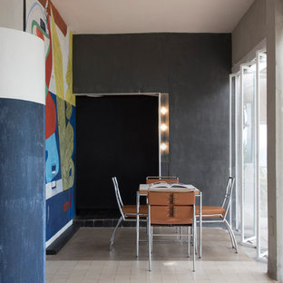 ニースの中サイズのコンテンポラリースタイルのLDKの画像 (マルチカラーの壁、セラミックタイルの床)