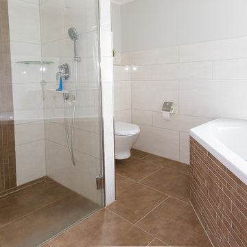 Modernes Bad mit bodengleicher Dusche & Eckbadewanne