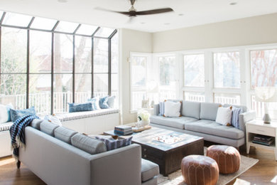 Foto de sala de estar abierta clásica renovada con paredes blancas, suelo de madera en tonos medios, pared multimedia y suelo marrón