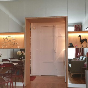 Réalisation de meubles de rangement sur mesure façade toute en miroir.