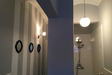 Modelo de cuarto de baño romántico pequeño con ducha empotrada, sanitario de dos piezas, baldosas y/o azulejos blancos, baldosas y/o azulejos de cerámica, paredes blancas, suelo de baldosas de cerámica, aseo y ducha, lavabo suspendido y suelo negro