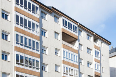Geräumiges Modernes Haus mit Mix-Fassade, weißer Fassadenfarbe, Flachdach und Wandpaneelen in Sonstige