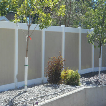 Vinyl privacy fence in white and tan