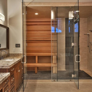 Geräumiges Modernes Badezimmer mit profilierten Schrankfronten, dunklen Holzschränken, Duschnische, beigefarbenen Fliesen, Porzellanfliesen, grauer Wandfarbe, Porzellan-Bodenfliesen, Sauna, Unterbauwaschbecken, Granit-Waschbecken/Waschtisch, beigem Boden und Falttür-Duschabtrennung in Salt Lake City