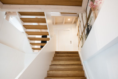 Imagen de escalera actual con escalones de madera, contrahuellas de madera y barandilla de madera