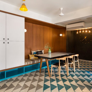 ムンバイのコンテンポラリースタイルのLDKの画像 (マルチカラーの壁、マルチカラーの床)