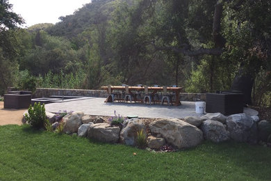 Design ideas for a mid-sized farmhouse landscaping in Los Angeles.