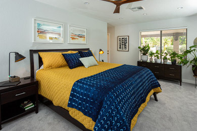 Foto de dormitorio principal minimalista de tamaño medio con paredes grises, moqueta y suelo gris