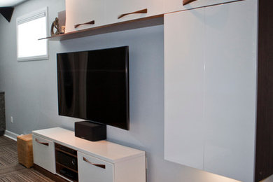Living room photo in Montreal