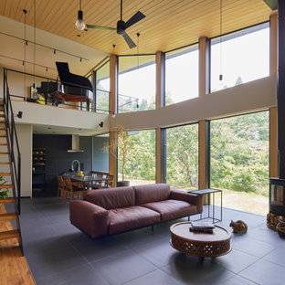 Wohnzimmer mit gefliester Kaminumrandung und Holzdecke Ideen, Design