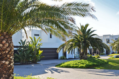 Design ideas for a beach style driveway for summer in Melbourne.