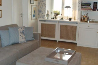 Große, Abgetrennte Moderne Bibliothek mit weißer Wandfarbe, hellem Holzboden, Kamin, Kaminumrandung aus Backstein, freistehendem TV und braunem Boden in Sonstige