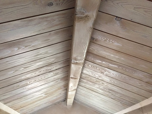 Tinteggiare soffitti in legno Verniciare il legno di bianco