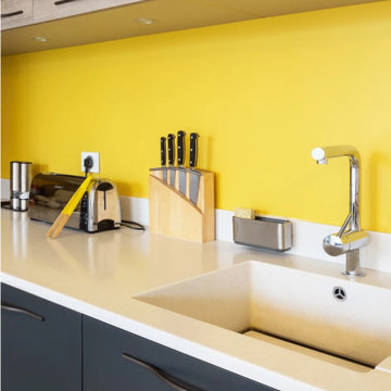 Façade anthracite et bois, murs jaune