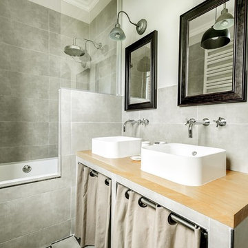 Une salle de bain aux couleurs naturelles et aux détails contrastés.