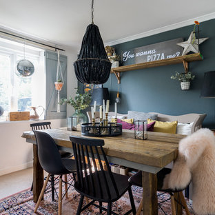 Cette image montre une salle à manger bohème de taille moyenne avec moquette, aucune cheminée, un sol beige et un mur bleu.