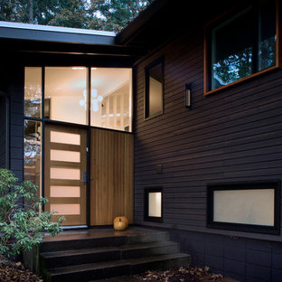 Inspiration för en mellanstor 50 tals ingång och ytterdörr, med en enkeldörr, glasdörr och vita väggar