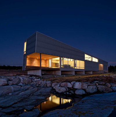 モダン エクステリア (外観・外構) by MacKay-Lyons Sweetapple Architects Limited