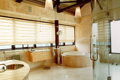 マイアミにあるコンテンポラリースタイルのおしゃれな浴室の写真
