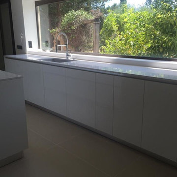 Cuisine avec plan de travail en quartz Silestone Blanc Zeus